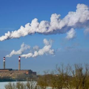 O que são emissões atmosféricas e quais os tipos de fontes?